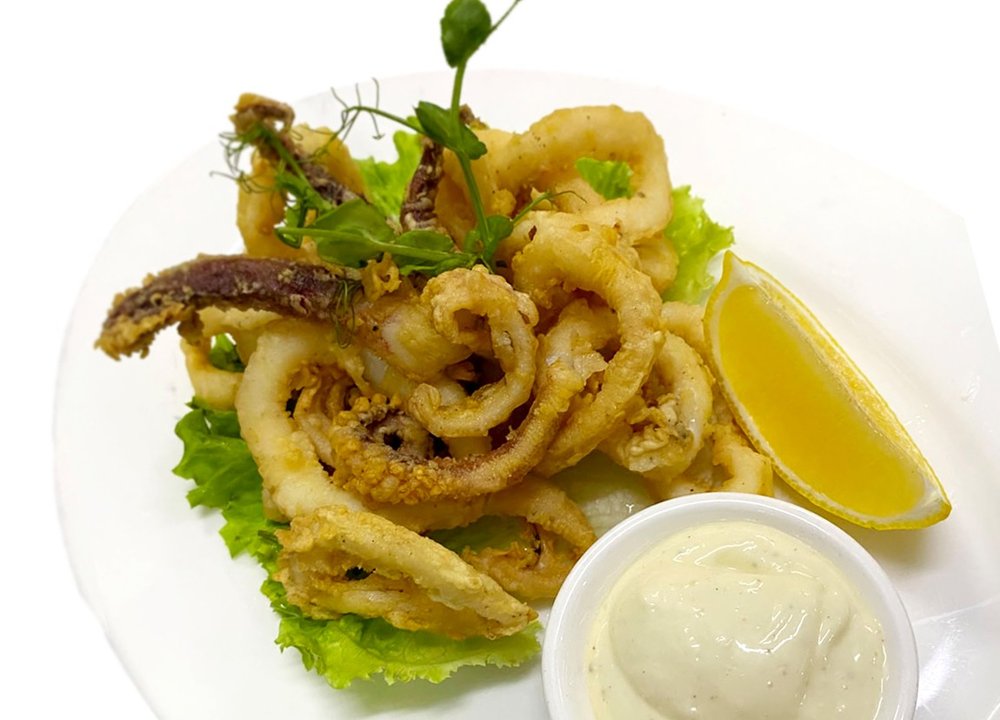 Fried calamari with lemon and aioli