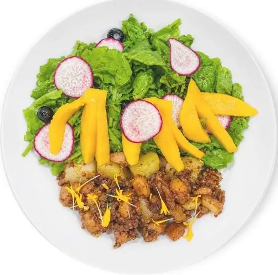 Salad with mango, radish and grilled octopus